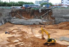 南京市民在工地探宝挖出1米长古剑