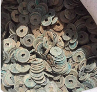 用金属探测器探祖宅　
