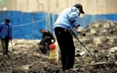 重庆拾荒者使用“高科技”金属探测器找“宝物”