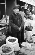 山东泰安财源街工地改造拾荒者翻出银元