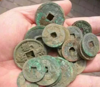 天津朱某用金属探测器黄金虫探得数枚铜钱