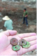 用金属探测器在工地发现古墓