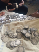 河北陈某使用赏金猎人金属探测器探找大量银元