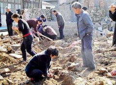 少林寺改建有人利用寻宝仪挖出大量银元