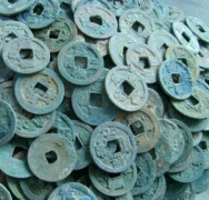 甘肃陈某使用探宝仪器找大量铜钱
